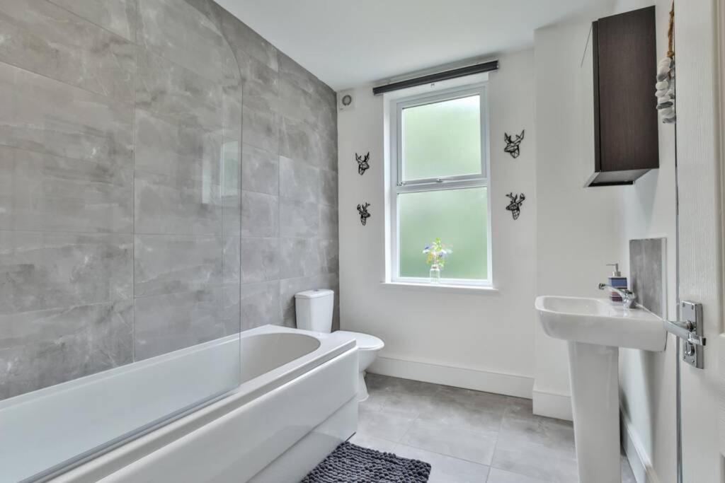Refurbished Plush Property Great Transport Links 셰필드 외부 사진